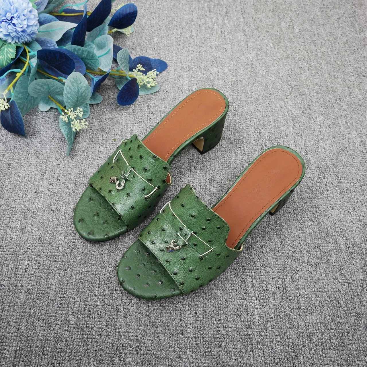 👟👟Ex-factory price 440👟👟 Genuine leather sole +30 suede sheepskin slippers with a strap decorated with Loro Piana My Charms charms and decorated with tone-on-tone stitching. Sophisticated and feminine, it pairs well with both city and resort looks. For those looking for an elegant upgrade, the summer glamor slipper is known for its slim open-back silhouette. size: 35-44 (custom-made sizes 43 and 44 are non-returnable) Upper: imported suede sheep leather (sheep), cowhide ostrich pattern, cowhide snake pattern Lining: imported high-grade mixed sheep silk Heel height: 5.5CM